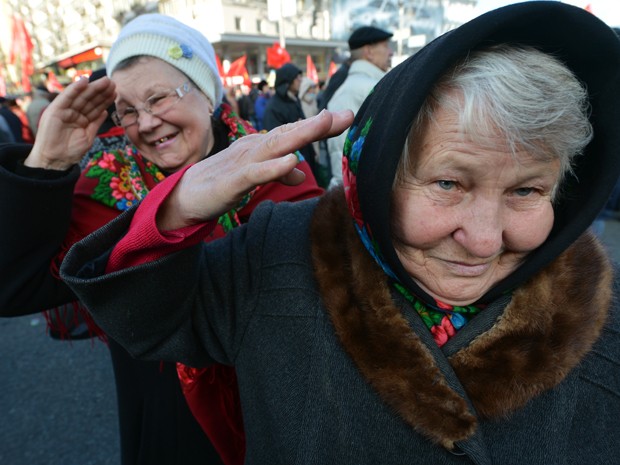 Idosas (Foto: Sergei Supinsky/AFP)